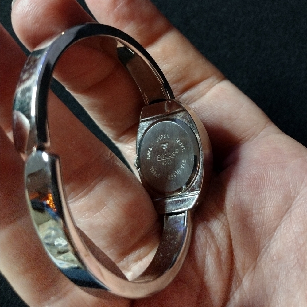 Focus 9003 Cuff Bracelet Quartz Analog Watch - Picture 3 of 6